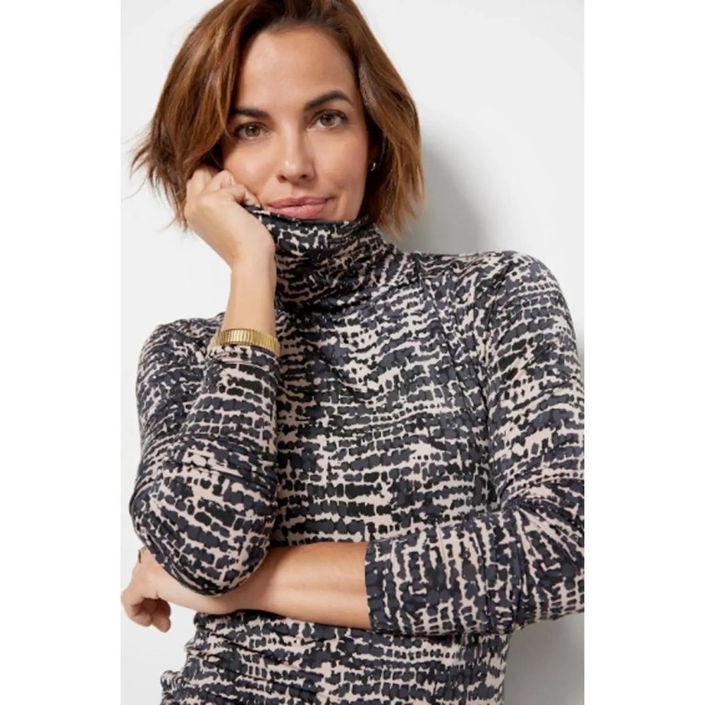 Evereve Black and Cream Turtleneck Top